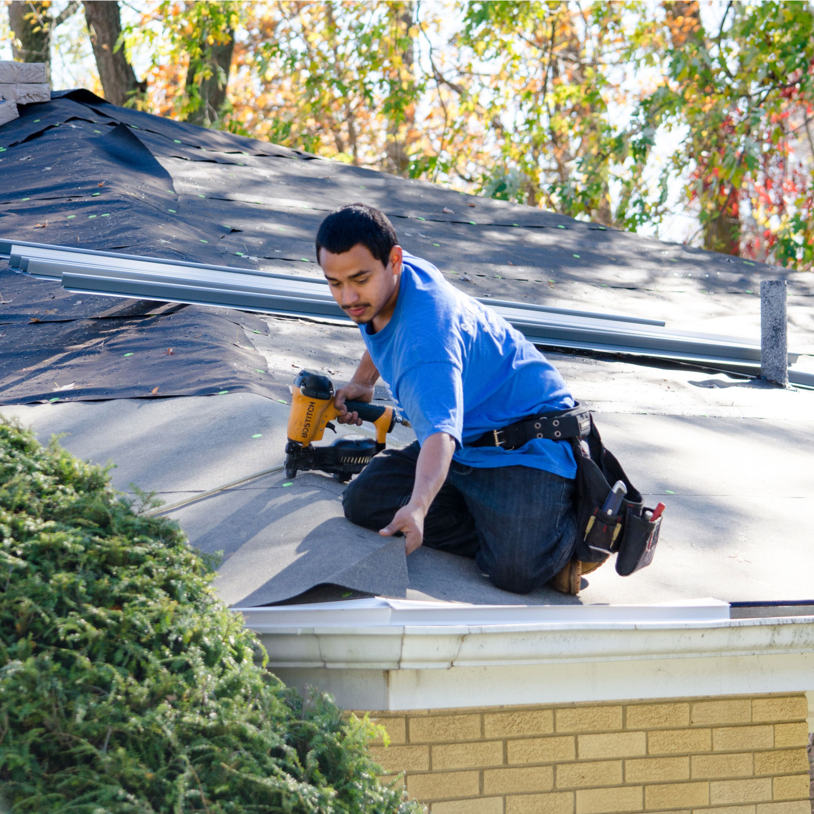 roof contractor working on mission bend roof replacement