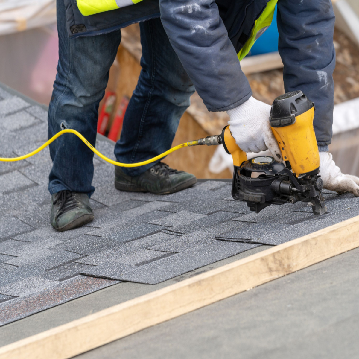 Mission Bend roofer repairing shingles