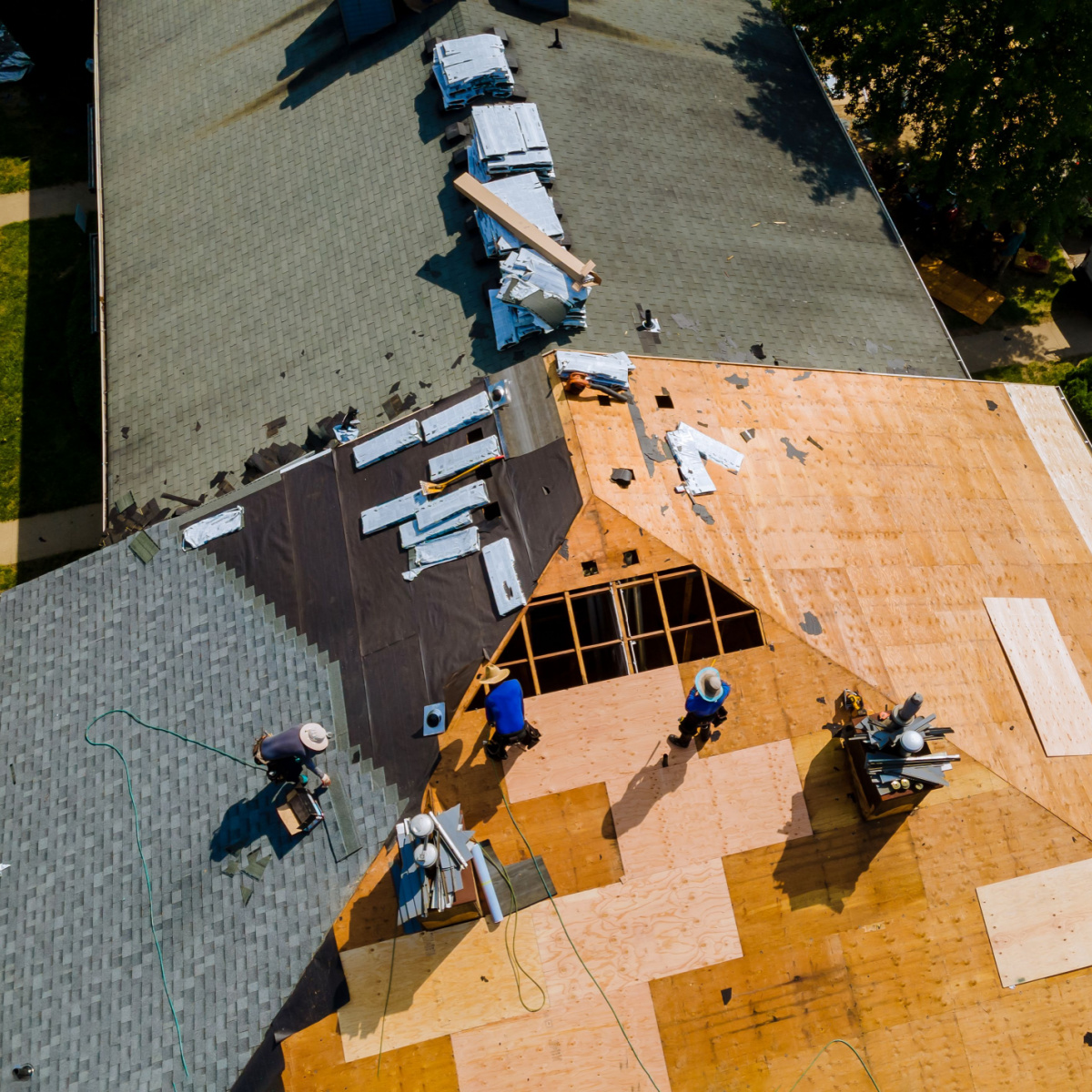 A Mission Bend roofer team performs a Mission Bend roof replacement.