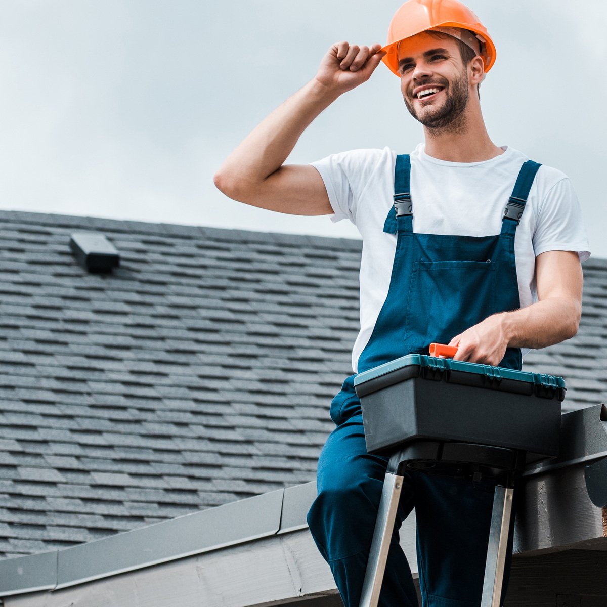 A Katy roofer replacing shingles